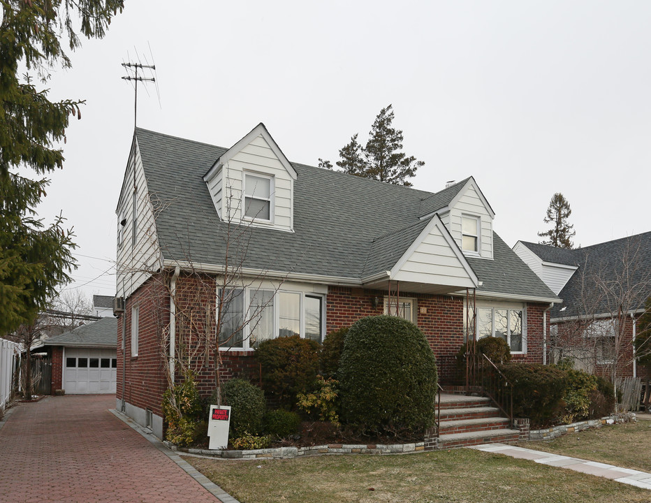 27 Hillside Ln in New Hyde Park, NY - Building Photo