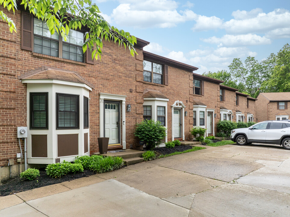 Creeks of Montgomery in Montgomery, OH - Building Photo