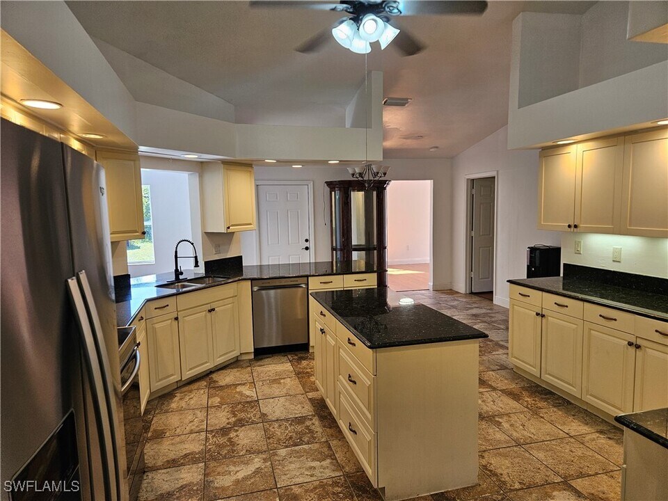 713 Palmetto Ave in Lehigh Acres, FL - Building Photo