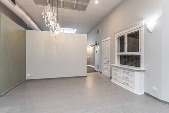300 N Ogden Ave, Unit 1 in Chicago, IL - Building Photo - Building Photo