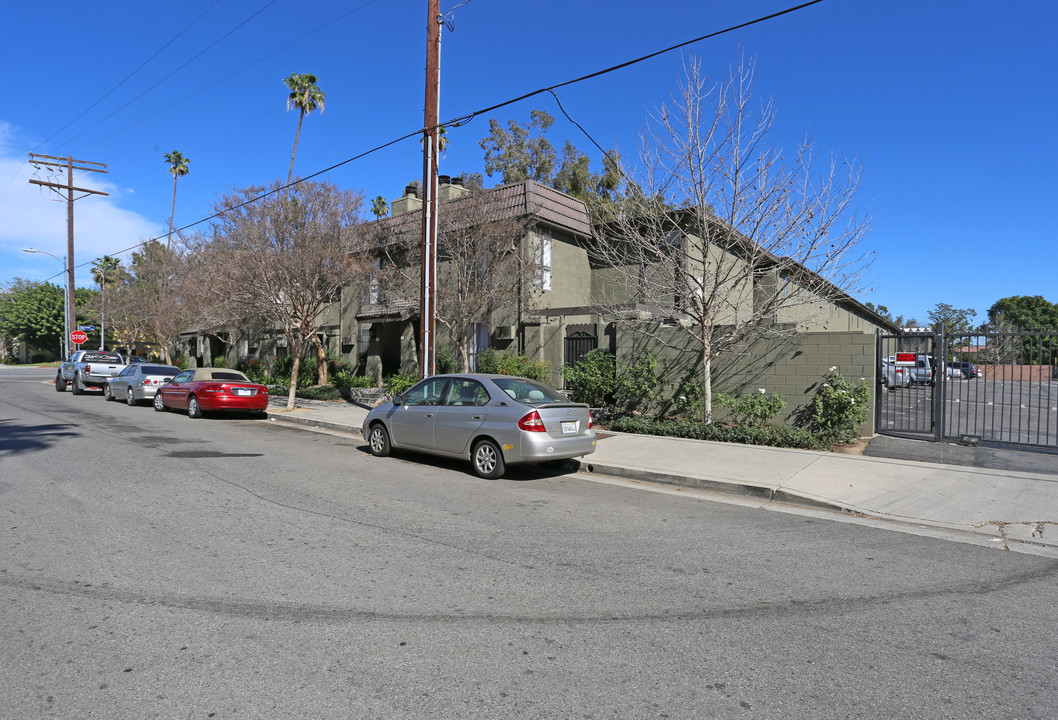 Sherman Pines in Van Nuys, CA - Building Photo