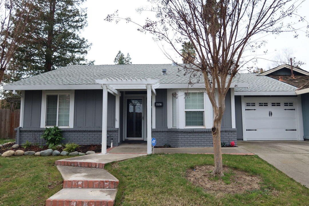 7071 Long River Dr in Sacramento, CA - Building Photo