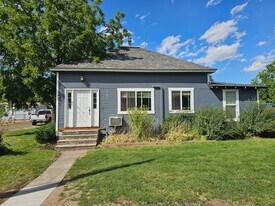 1703 V Ave in La Grande, OR - Building Photo