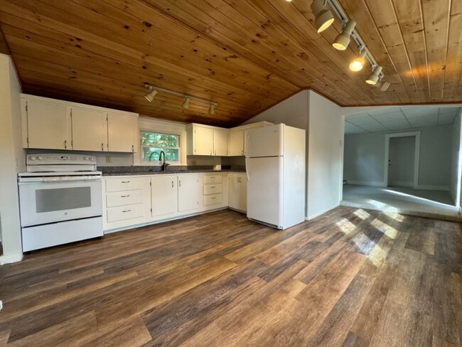 121 E Main St in Yarmouth, ME - Building Photo - Building Photo