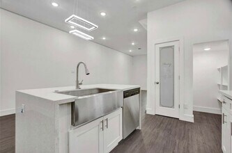 4512 Brinkley St, Unit B in Houston, TX - Foto de edificio - Building Photo