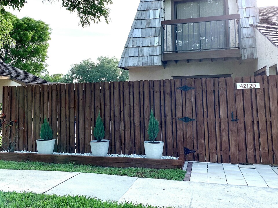4212 Palm Bay Cir in West Palm Beach, FL - Building Photo