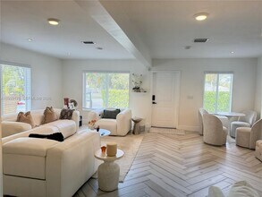 44 NW 40th St in Miami, FL - Building Photo - Building Photo