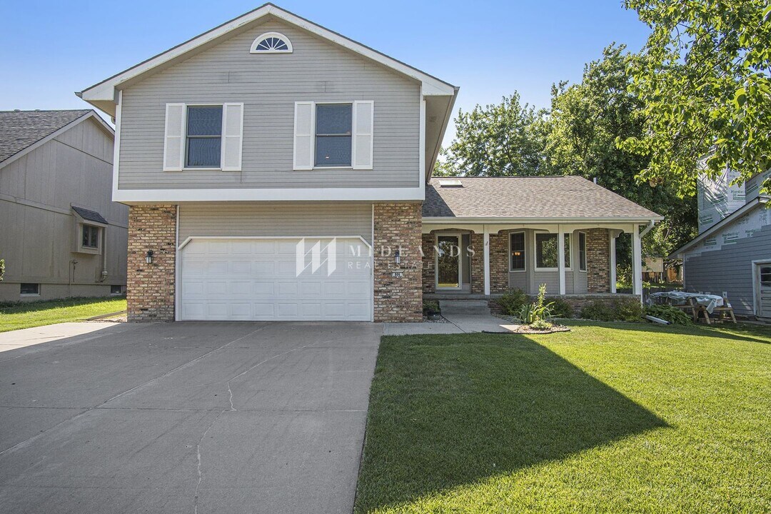 806 S Fillmore St in Papillion, NE - Building Photo
