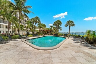 1830 Embassy Dr, Unit 411 in West Palm Beach, FL - Foto de edificio - Building Photo