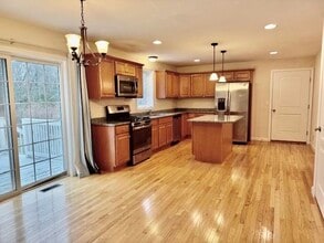 27 Nesenkeag Dr in Litchfield, NH - Building Photo - Building Photo