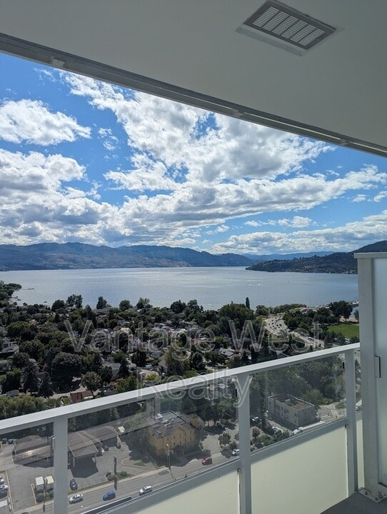1626 Water St in Kelowna, BC - Building Photo