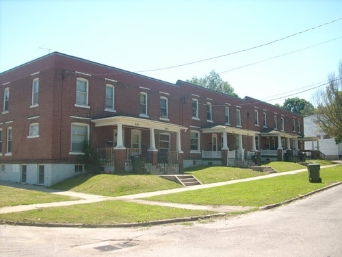 801-813 W 8th St in Waterloo, IA - Building Photo