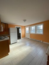 7 Kosmas St, Unit 2 in Webster, MA - Foto de edificio - Building Photo