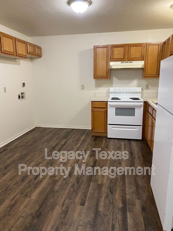 1106 Williams Ave in Cleburne, TX - Building Photo - Building Photo