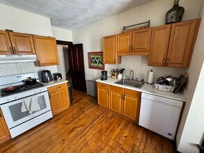 211 Holland St, Unit 2 in Somerville, MA - Building Photo - Building Photo