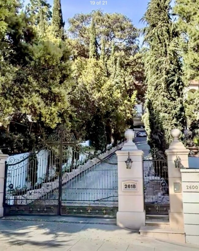 2618 N Vermont Ave, Unit Private Residence in Los Angeles, CA - Foto de edificio - Building Photo