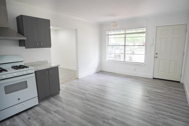 201 Winchester Ct in Austin, TX - Building Photo - Building Photo