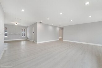 13410 SW 21st St in Miami, FL - Foto de edificio - Building Photo