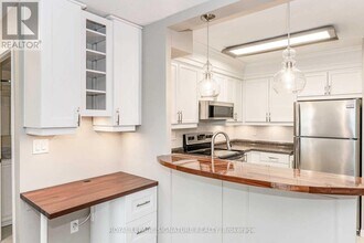 2565 Erin Centre Blvd in Mississauga, ON - Building Photo - Building Photo