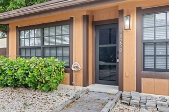 10250 Oleander Ct in Pembroke Pines, FL - Foto de edificio - Building Photo