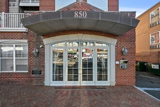 850 E Main St in Stamford, CT - Foto de edificio - Building Photo