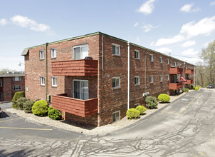 Four Seasons Apartments in Pittsburgh, PA - Foto de edificio - Building Photo