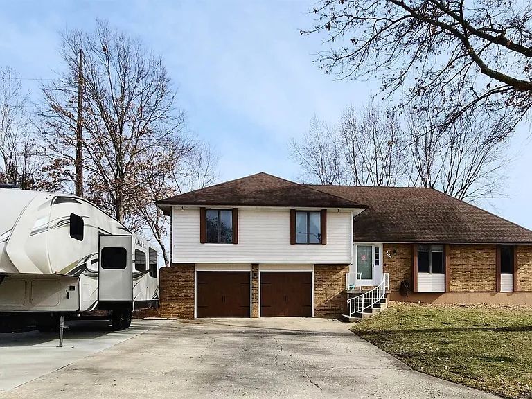 307 Dawn Dr in Warrensburg, MO - Building Photo