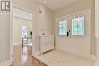 829 Quantra Crescent in Newmarket, ON - Building Photo - Building Photo