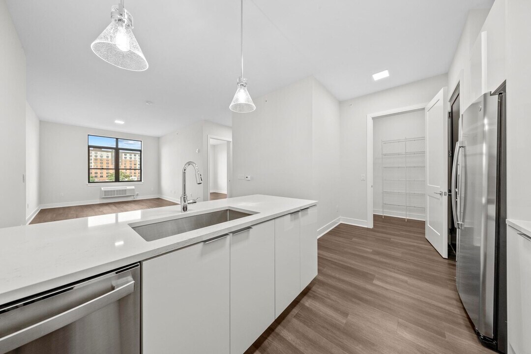 121 34th St in Union City, NJ - Building Photo
