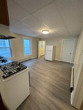 19 Butterfield St, Unit Second floor in Lowell, MA - Foto de edificio - Building Photo