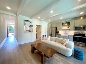 4704 Sunset Trail in Austin, TX - Foto de edificio - Building Photo