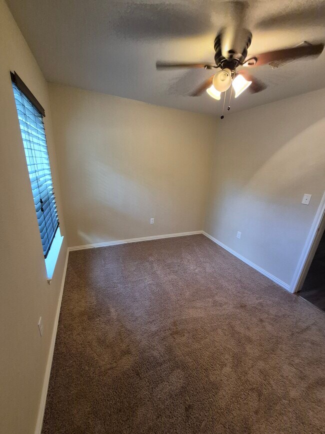 912 W Willow St in Sanger, TX - Building Photo - Building Photo