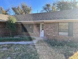 135 Orchard Dr in Chickasha, OK - Building Photo