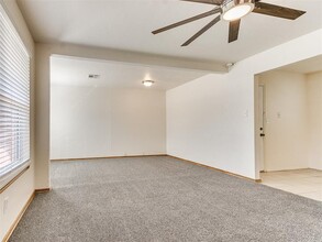 325 E Cedar Ln in Mustang, OK - Building Photo - Building Photo