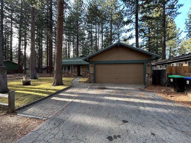 2319 Wyoming Ave in South Lake Tahoe, CA - Building Photo - Building Photo
