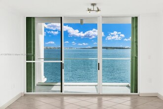 800 Claughton Island Dr, Unit 1404 in Miami, FL - Building Photo - Building Photo