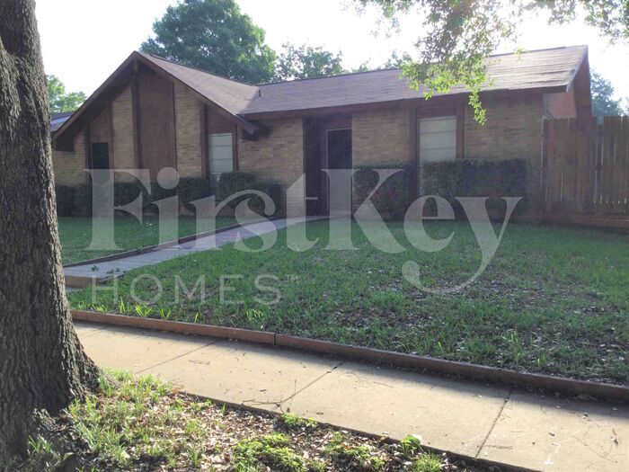 6418 Briarknoll Dr in Garland, TX - Foto de edificio