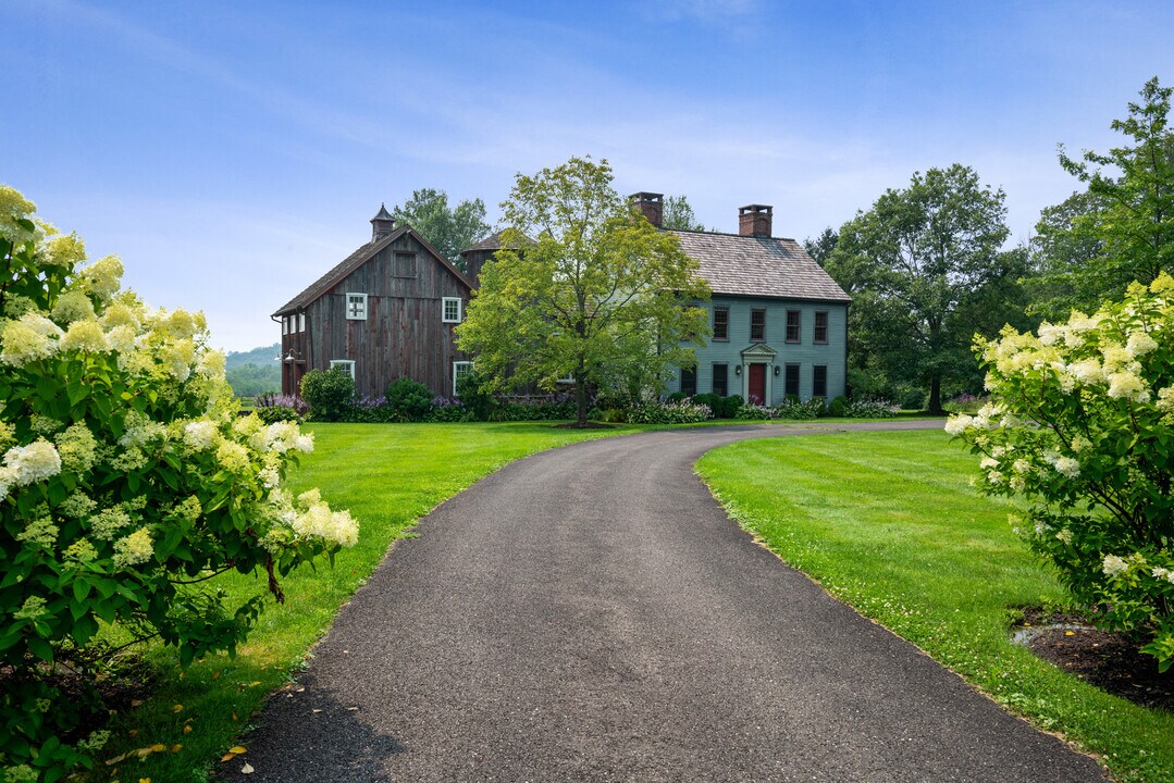 35 Northrop St in Bridgewater, CT - Building Photo