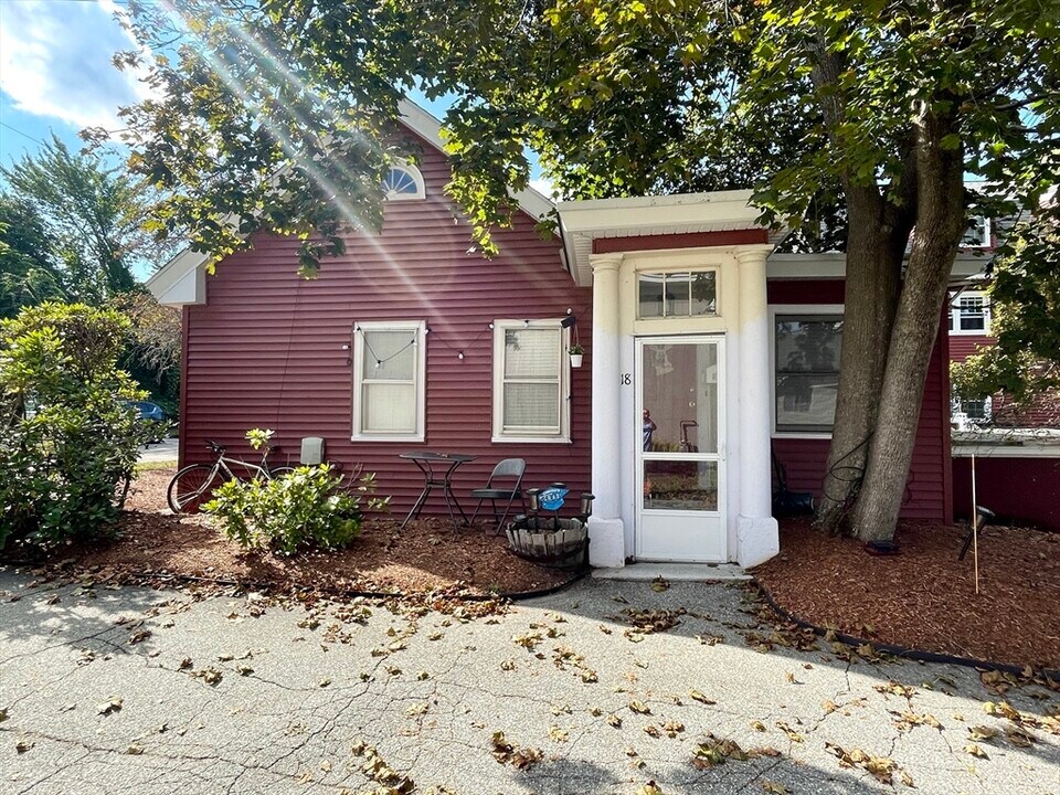 18 Middlesex St in Chelmsford, MA - Building Photo