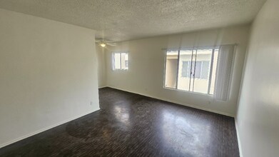 866 W 126th St in Los Angeles, CA - Building Photo - Building Photo