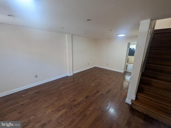 property at 1624 W Diamond St
