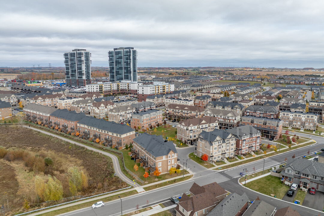 2484 Bromus Path in Oshawa, ON - Building Photo