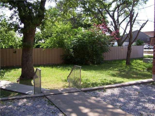 208 N Vandeveer St in Burnet, TX - Foto de edificio - Building Photo