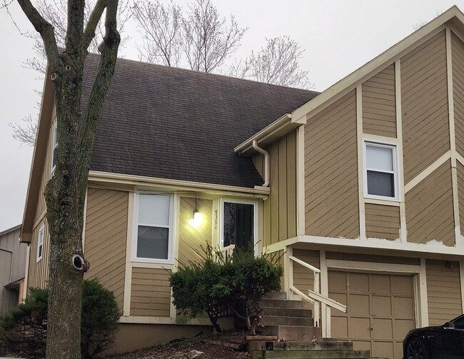 7301 W 55th Pl in Overland Park, KS - Foto de edificio - Building Photo