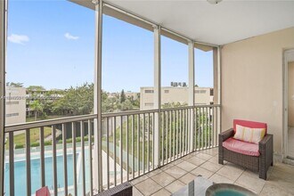 1680 NE 191st St in Miami, FL - Foto de edificio - Building Photo