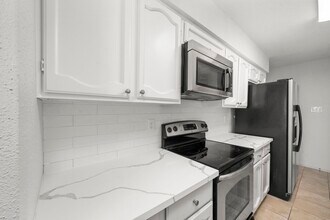 7847 Green Lawn Dr in Houston, TX - Building Photo - Building Photo