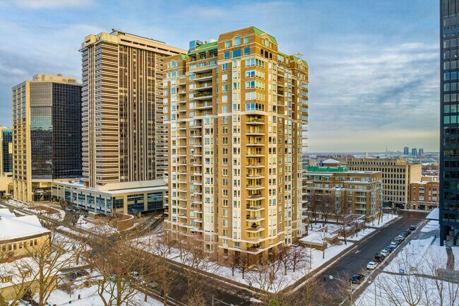 1 Wood in Westmount, QC - Building Photo - Building Photo