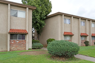 Country Club Village Apartments in Madera, CA - Building Photo - Building Photo