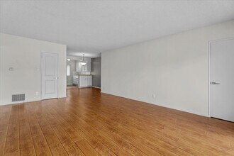 7749-7755 Saint Bernard St in Playa Del Rey, CA - Foto de edificio - Building Photo