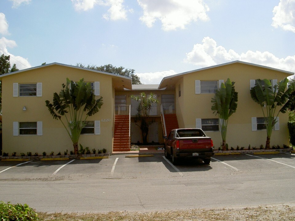 1220 SW 26th St in Fort Lauderdale, FL - Building Photo